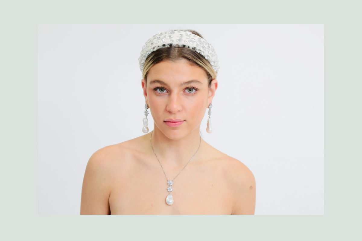 Modern Elegance in Every Detail: Pearl Drop Earrings and Pearl Necklace