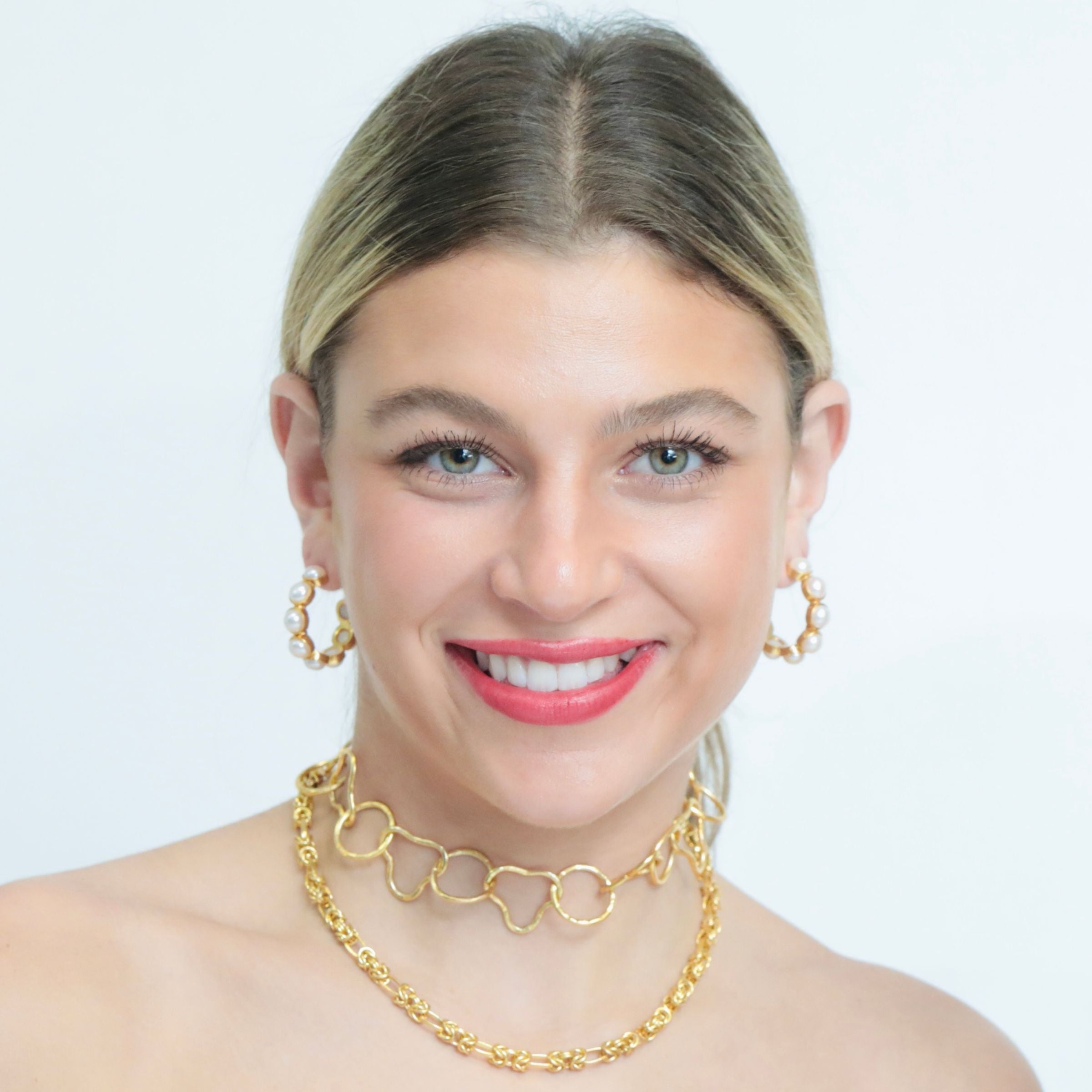 Fastened at its shortest length, this becomes a bold gold choker collar.