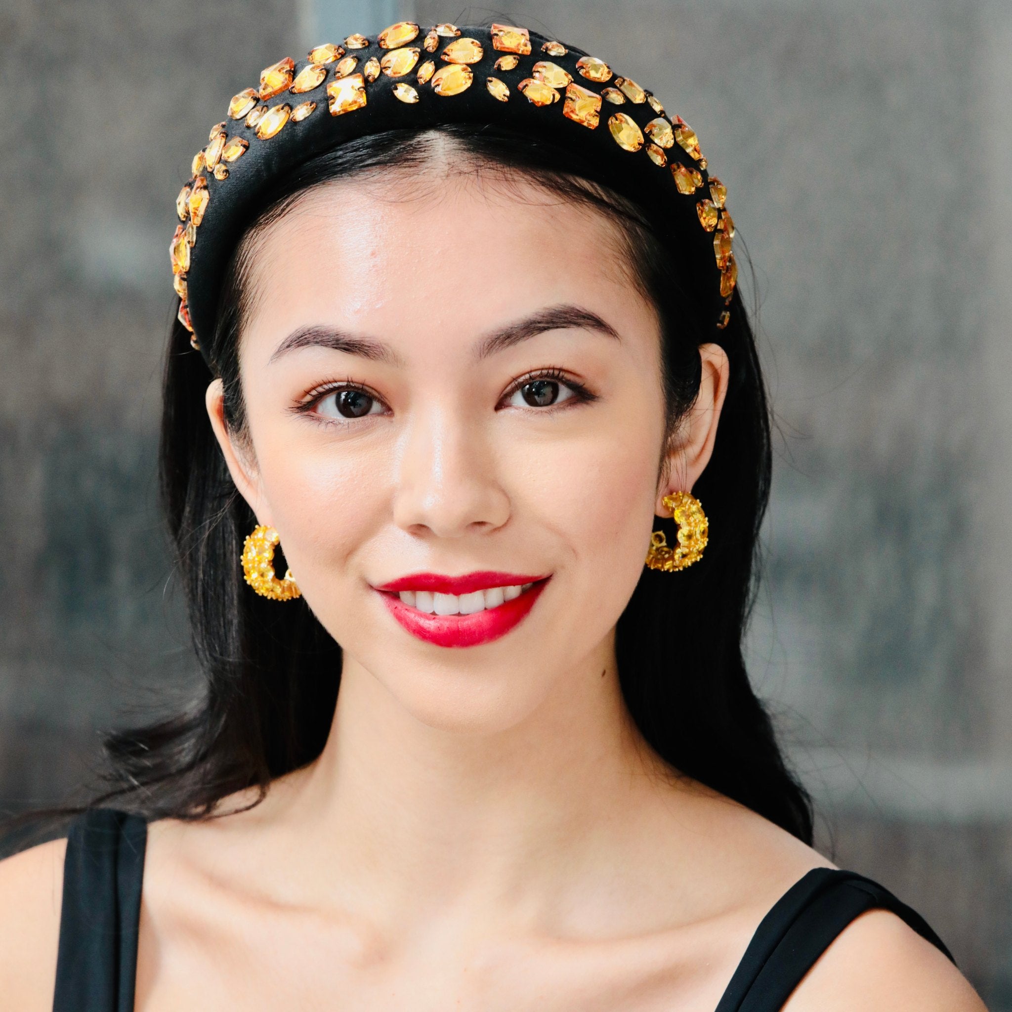 headbands for women with a bold and elegant design, a stylish accessory for any occasion.