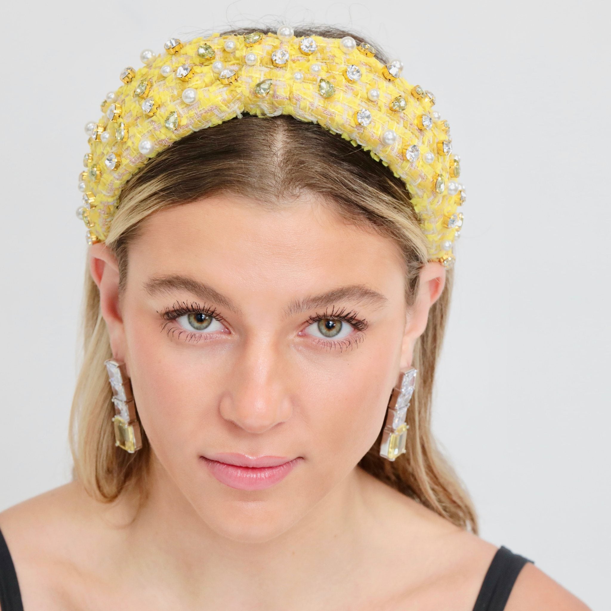 Crystal and pearl headband featuring luxurious embellishments for a sophisticated look.