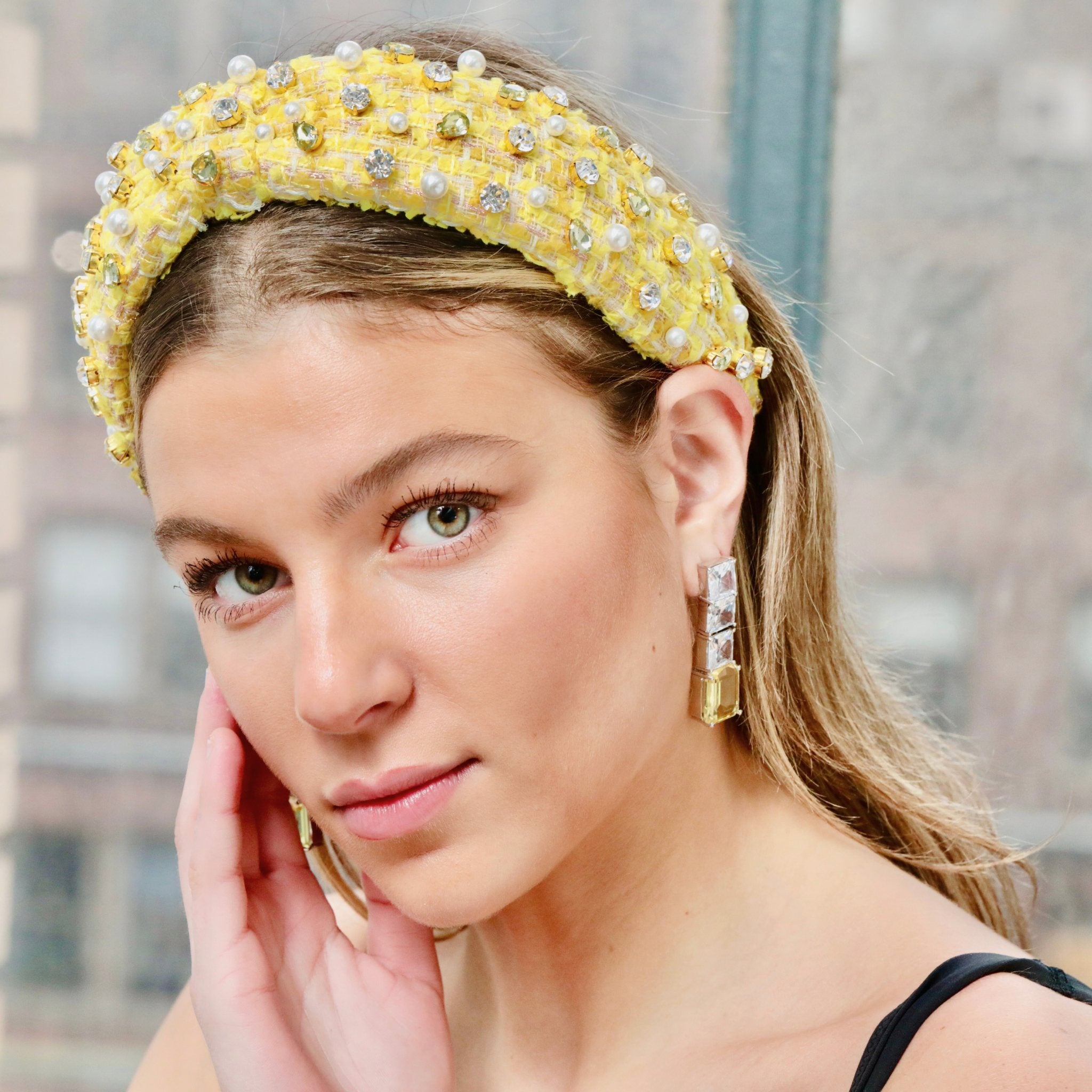 Knot headband with a refined design, offering both comfort and timeless elegance