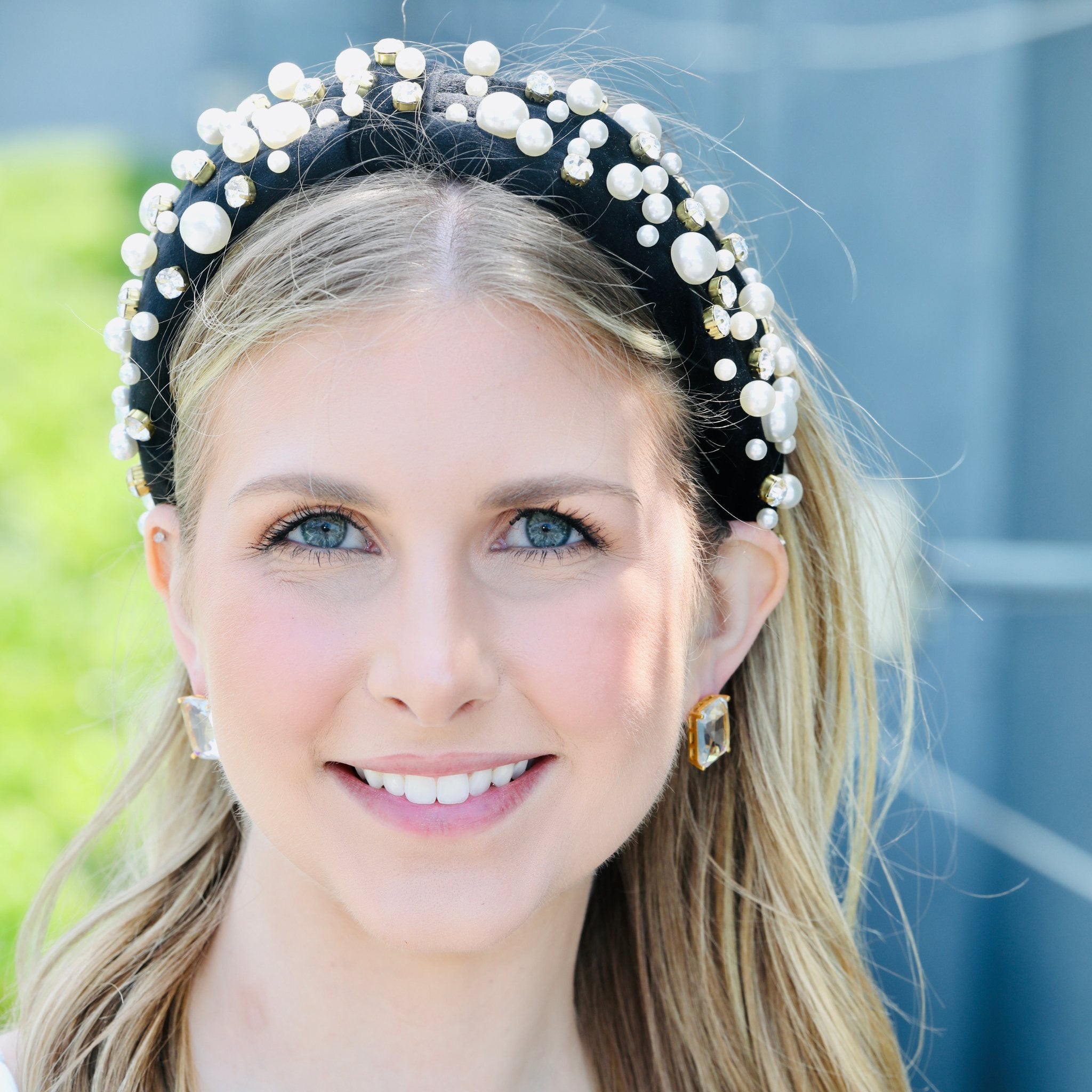 Headband with a knot featuring a chic black design, embellished with pearls and rhinestones.