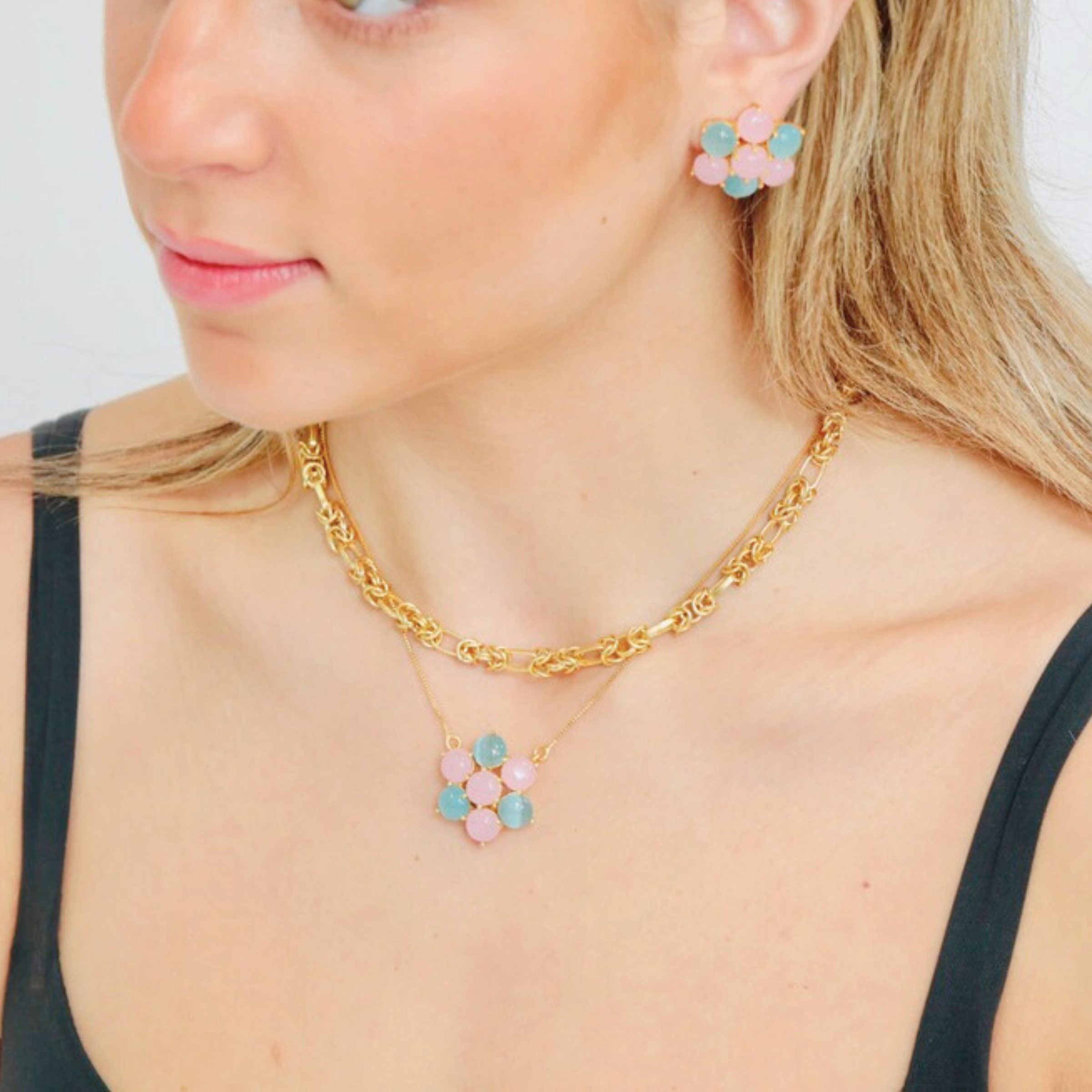 Flower necklace inspired from delicateness of flowers like lily and daisy.