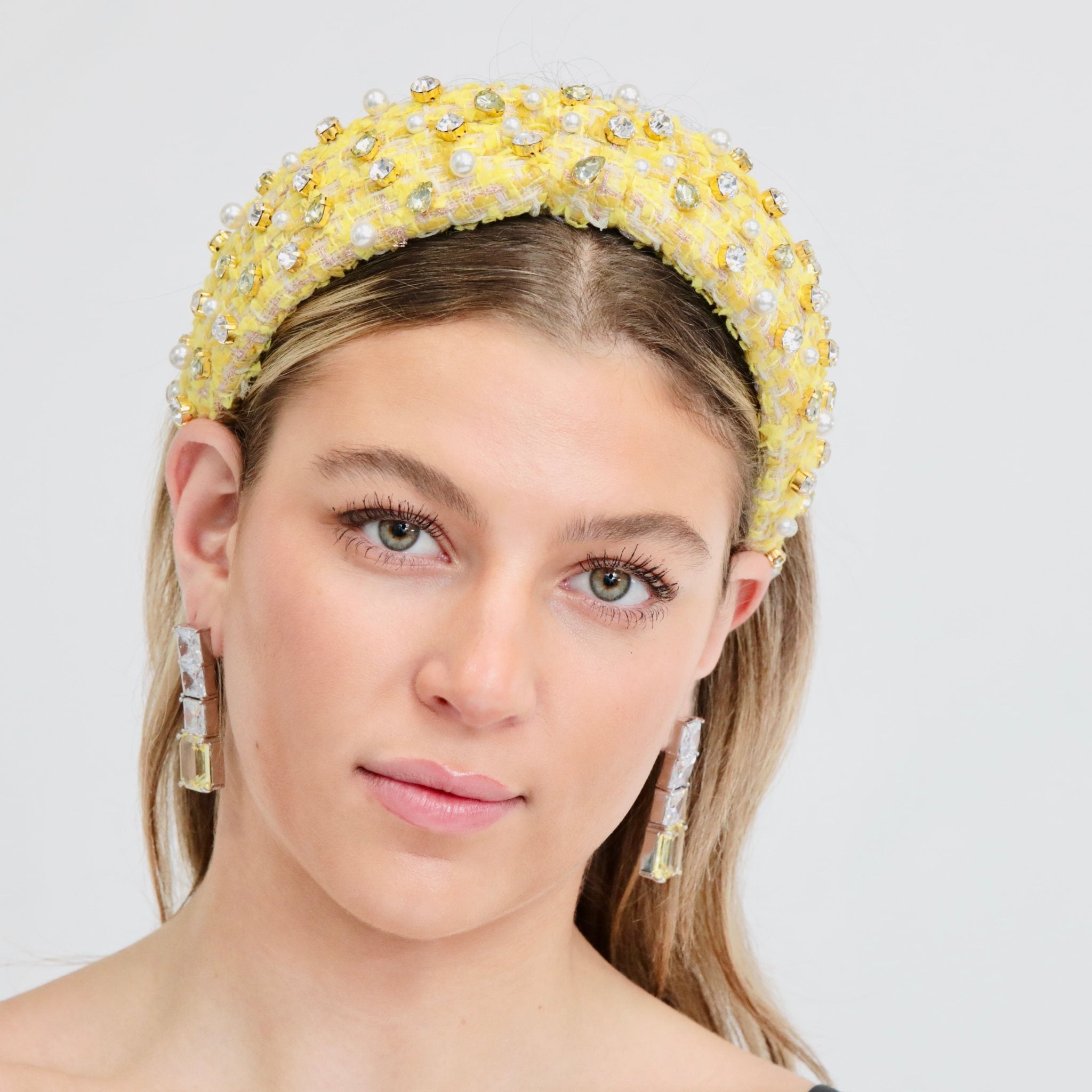 Hair band hair band with a stylish tweed finish, adding a touch of elegance to any look.
