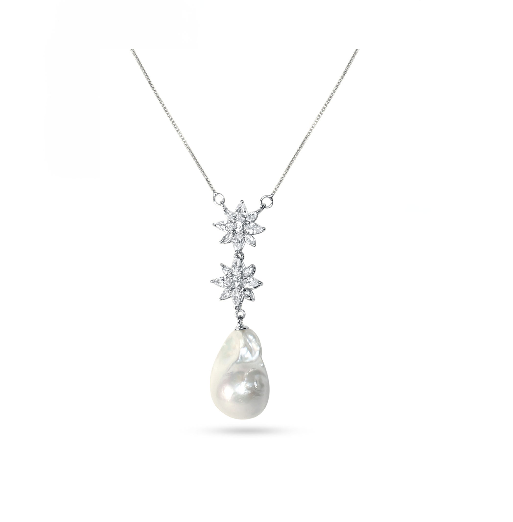 This silver pearl necklace and earrings set features a bright rhodium-plated chain and high-grade freshwater pearls, catching the light with every movement.