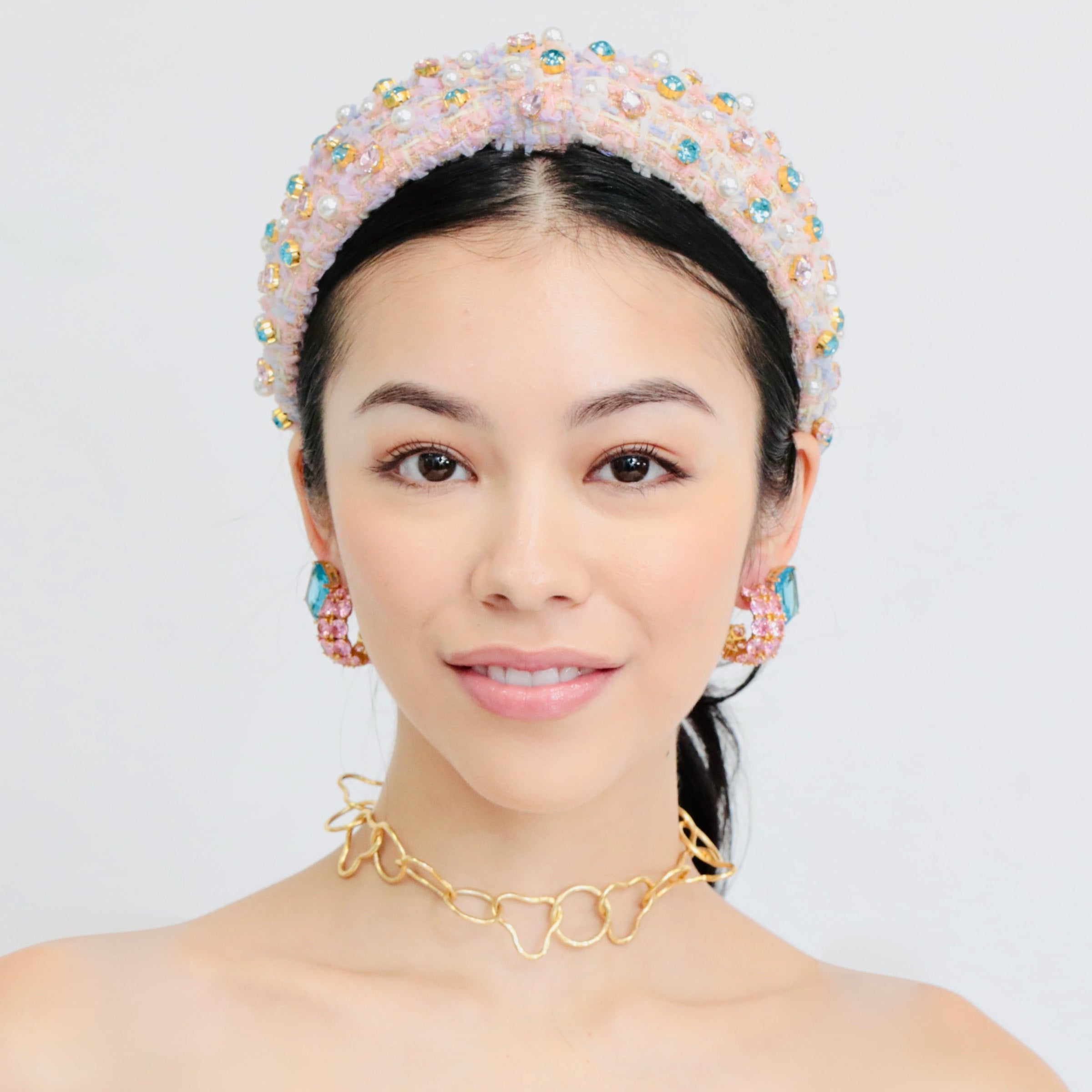 Perfect for gold layering necklaces or on its own, Majeste Linea is chic and stunning.