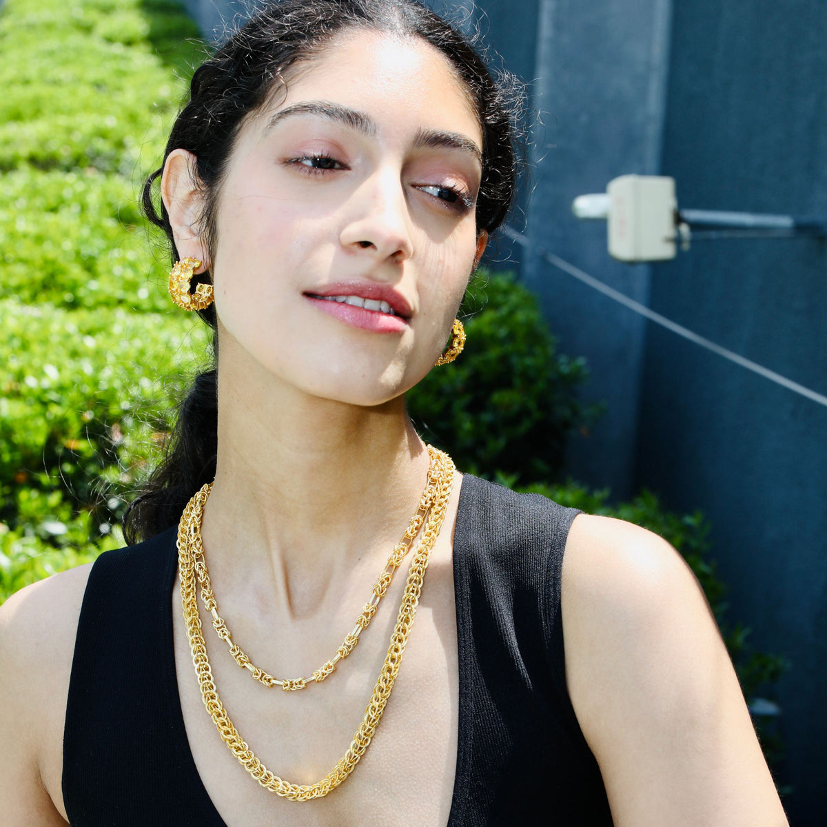 This 18-inch sculpted gold rope necklace is a modern showstopper, perfect for a bold, chunky finish.