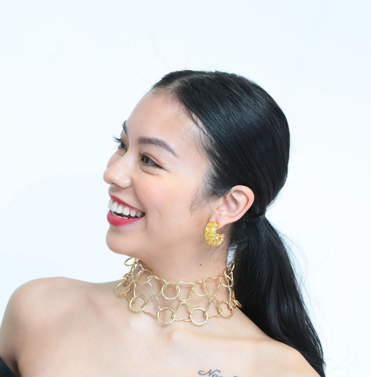 A closer look at the double-line mesh structure of this chain choker in gold.
